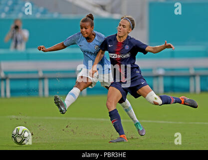 Giardini di Miami, Florida, Stati Uniti d'America. 29 Luglio, 2018. Manchester City's Nikita Parris passa la palla sotto pressione da Parigi Saint-Germain's Irene Paredes durante il terzo posto il gioco dell'International Champions Cup femminile del torneo al Hard Rock Stadium di Miami, 29 luglio 2018. John McCall, South Florida Sun Sentinel Credito: Sun-Sentinel/ZUMA filo/Alamy Live News Foto Stock