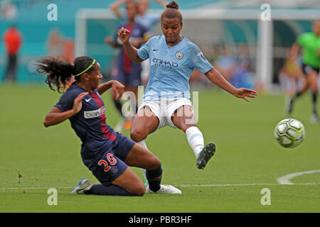 Giardini di Miami, Florida, Stati Uniti d'America. 29 Luglio, 2018. Paris Saint-Germain's Perle Morroni diapositive per la sfera nella parte anteriore del Manchester City's Nikita Parris durante il terzo posto il gioco dell'International Champions Cup femminile del torneo al Hard Rock Stadium di Miami, 29 luglio 2018. John McCall, South Florida Sun Sentinel Credito: Sun-Sentinel/ZUMA filo/Alamy Live News Foto Stock