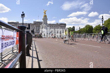 Londra, Regno Unito. 28 Luglio 2018.Il prudenziale RideLondon FreeCycle. Centinaia di appassionati di molte famiglie in una libertà di escursioni in bicicletta sul traffico libero strade nel centro di Londra. Credito: Marcin Libera/Alamy Live News Foto Stock