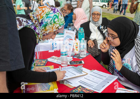 Dearborn, Michigan STATI UNITI D'America - 29 Luglio 2018 - Una donna si registra a votare a un musulmano uscire la votazione rally, sponsorizzato da numerose comunità musulmana delle organizzazioni. Il rally di intrattenimento in primo piano e interventi da musulmani e altri progressiva candidati politici. Credito: Jim West/Alamy Live News Foto Stock