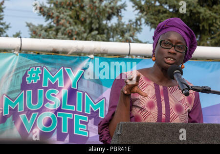 Dearborn, Michigan STATI UNITI D'America - 29 Luglio 2018 - Fatou-Seydi Sarr parla a un musulmano uscire la votazione rally, sponsorizzato da numerose comunità musulmana delle organizzazioni. Sarr, un immigrato dal Senegal è un candidato per il Michigan State House di rappresentanti. Credito: Jim West/Alamy Live News Foto Stock