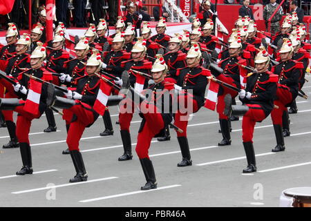 Lima, Perù. 29 Luglio, 2018. I soldati di partecipare in un corteo per commemorare il 197th anniversario del Perù l'indipendenza, a Lima, in Perù, il 29 luglio 2018. Credito: Luis Camacho/Xinhua/Alamy Live News Foto Stock