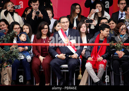 Lima, Perù. 29 Luglio, 2018. Il presidente del Perù Martin Vizcarra (C) assiste la celebrazione per commemorare il 197th anniversario del Perù l'indipendenza, a Lima, in Perù, il 29 luglio 2018. Credito: Luis Camacho/Xinhua/Alamy Live News Foto Stock