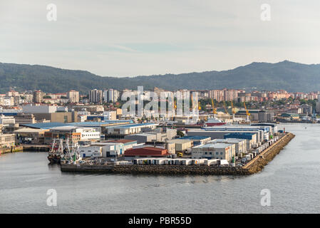 Vigo, Spagna - 20 Maggio 2017: Paesaggio di Vigo in Galizia, Spagna. Azienda di piatti a base di frutti di mare e specialità di mare in primo piano. Foto Stock