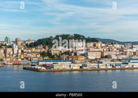 Vigo, Spagna - 20 Maggio 2017: Paesaggio di Vigo in Galizia, Spagna. Azienda di piatti a base di frutti di mare e specialità di mare in primo piano. Foto Stock