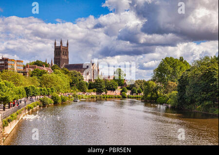 Cattedrale di Worcester e il fiume Severn, Worcester, Worcestershire, Inghilterra Foto Stock