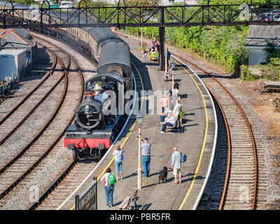 23 maggio 2018; Kingswear, Devon, Regno Unito - un treno passeggeri trainato da locomotiva a vapore 7827 'Lydham Manor' entra Kingswear stazione sul Dartmouth vapore R Foto Stock