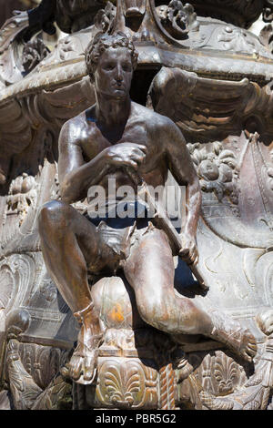 Figura in bronzo "conquista" sulla base pennone di fronte alla Biblioteca Pubblica di New York, Stati Uniti d'America Foto Stock