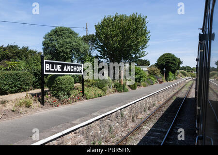 Blue Anchor segno della piattaforma su West Somerset linea ferroviaria Foto Stock