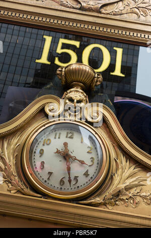 Orologio sopra la porta di ingresso per la Paramount building, 1501 Broadway, Times Square, New York, Stati Uniti d'America Foto Stock