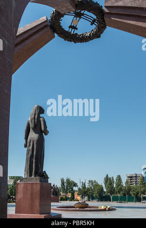 La Piazza della Vittoria a Bishkek, Kirghizistan, con un memorial e la fiamma esterna di ricordare coloro che sono morti nella guerra mondiale 2. Foto Stock