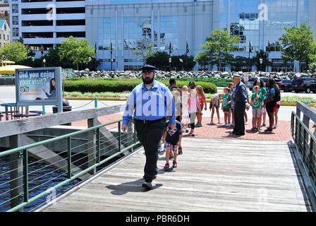 Giuseppe Miechle conduce un gruppo di giorno camper dalla curva di Taylor YMCA. Tre rotazioni di camper nel corso di tre giorni ha visitato l'Hampton Roads Museo Navale. (US Navy Foto di civili di Public Affairs Officer Max Lonzanida/rilasciato) Foto Stock