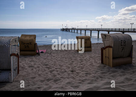 Un uomo nuota in Ostsee vicino al molo in Haffkrug, Germania. Foto Stock