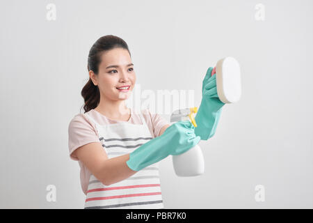 Giovane donna azienda gruppo di materiali per la pulizia. Apparecchi per uso domestico, pulizia di primavera, riordino, il servizio di pulizia concept Foto Stock