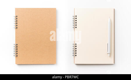 Concetto di Design - vista superiore della spirale kraft notebook, pagina vuota e penna isolati su sfondo bianco per mockup Foto Stock