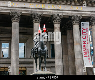 Statua equestre Duca di Wellington con traffico coni, la Galleria di Arte Moderna, Goma, Royal Exchange Square, Glasgow, Scotland, Regno Unito Foto Stock