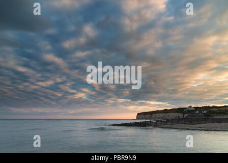 Bella Estate drammatico tramonto su sette sorelle paesaggio in Englad Foto Stock