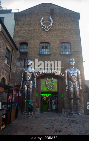 Cyberdog fashion store nelle stalle, Camden Town Foto Stock