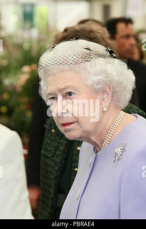 La regina Elisabetta 11 raffigurato mentre partecipavo ad RHS Chelsea flower show. Foto Stock