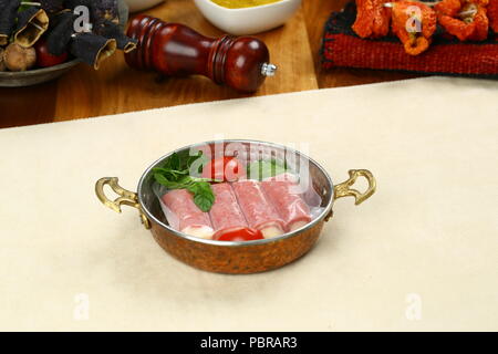 Carne cruda nel paiolo di rame Foto Stock