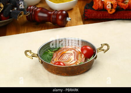 Carne cruda nel paiolo di rame Foto Stock