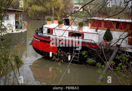 AJAXNETPHOTO. BOUGIVAL,Francia. - La Primavera sulle rive del fiume Senna. Foto:JONATHAN EASTLAND/AJAX REF:60904 300 Foto Stock