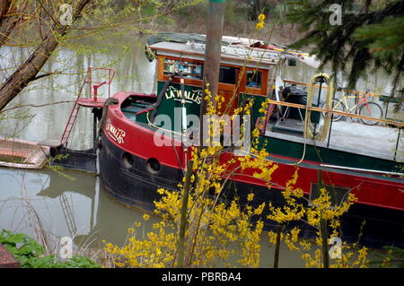 AJAXNETPHOTO. BOUGIVAL,Francia. - La Primavera sulle rive del fiume Senna. Foto:JONATHAN EASTLAND/AJAX REF:60904 302 Foto Stock