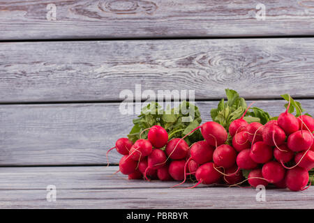 Appena raccolto, viola rafano colorato. Verdure su legno. Copia spazio, lo spazio libero per il testo. Foto Stock