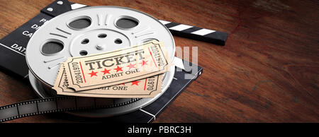 Concetto di cinematografia. Bobina di pellicola con retro biglietti del cinema sulla parte superiore, su un filmato battaglio, sullo sfondo di legno con copia spazio, banner, 3d'illustrazione. Foto Stock