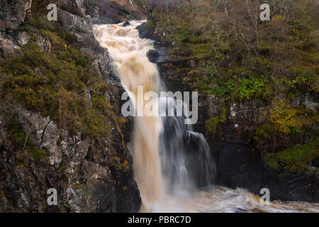 Le Cascate di Kirkaig cascate sul fiume Kirkaig in Assynt, Sutherland nel nord-ovest Highlands della Scozia. Visto qui in piena ondata. Foto Stock