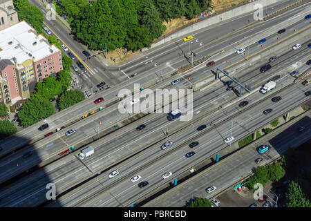 Vista aerea del traffico sulla Interstate 5 di Seattle in una giornata di sole, nello stato di Washington, USA. Foto Stock