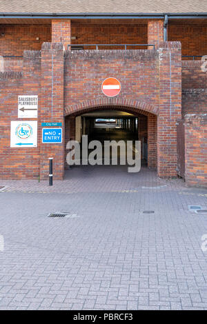 Nessuna voce di segno rosso sul muro di mattoni al di sopra di uscire dal parcheggio Foto Stock