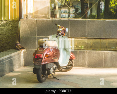 Retrò moto scooter parcheggiato in strada in un giorno di estate Foto Stock