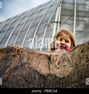 Giovane ragazza in giardino. Foto Stock