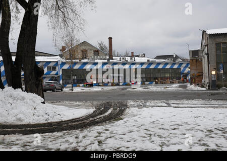 Telliskivi quartiere di Tallinn nella neve. Questa zona è la ex-ferrovia opere durante il periodo sovietico e ora è conosciuto come il quartiere creativo beca Foto Stock