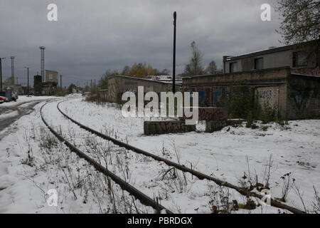 Telliskivi quartiere di Tallinn nella neve. Questa zona è la ex-ferrovia opere durante il periodo sovietico e ora è conosciuto come il quartiere creativo beca Foto Stock