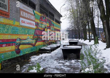 Telliskivi quartiere di Tallinn nella neve. Questa zona è la ex-ferrovia opere durante il periodo sovietico e ora è conosciuto come il quartiere creativo beca Foto Stock