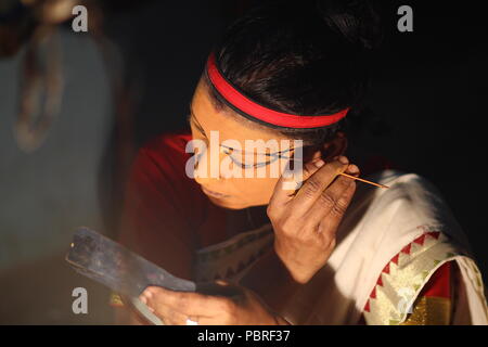 Un artista Koodiyattam ottenere pronto per le prestazioni mettendo la faccia della vernice. Artista messa faccia painint, artista Koodiyattam ottenere pronto ad eseguire. Foto Stock