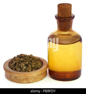 Medicinali di cannabis o marijuana con olio estratto in una bottiglia Foto Stock