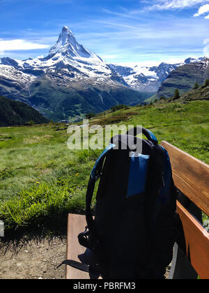 Escursionismo sentiero naturale con vista sul Cervino picco in estate, Zermatt, Svizzera, Europa. Attività in famiglia, escursionismo nel selvaggio, riposo e aggiorna sulla Foto Stock