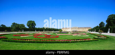 Vienna, Austria - Giugno 16,2012: Palazzo di Schonbrunn (tedesco: Schloss Schonbrunn) è un ex imperial residenza estiva, una grande attrazione turistica, cata Foto Stock