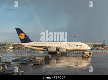 Lufthansa Airbus A380 nell'aeroporto di Francoforte. Foto Stock