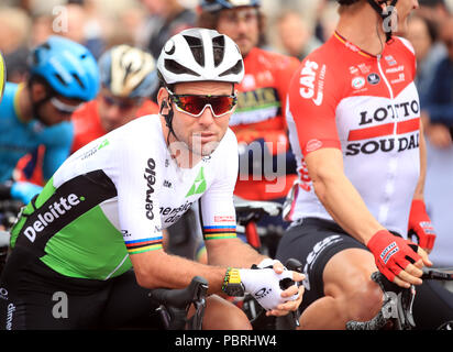 Mark Cavendish del Team dati della dimensione attesa per l'inizio di Prudential RideLondon, Surrey Classic durante il giorno due di Prudential Ride di Londra. Foto Stock