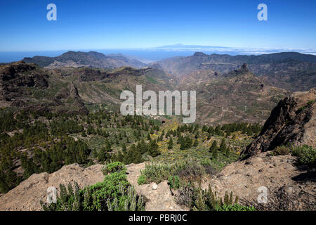 Vista da Roque Nublo, roccia di culto degli antichi Canarians, nel Barranco del Chorrillo e le montagne nella parte occidentale del Gran Foto Stock