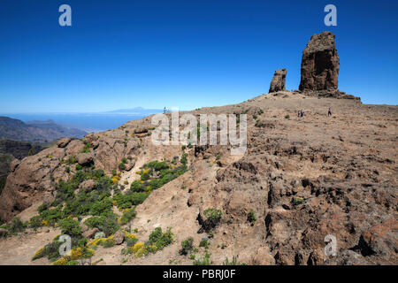 Roque Nublo, cult rock dell'antica canarini, dietro l'isola Tenerife con il vulcano Teide, Gran Canaria Isole Canarie Foto Stock