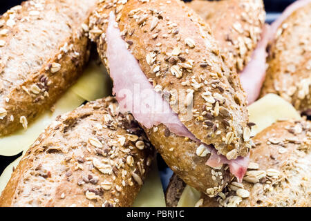 Grano intero rotoli con grani con formaggio e prosciutto Foto Stock