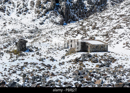 Cottage da sci sul Monte Ruapehu. Patrimonio mondiale dell'Unesco del Parco Nazionale di Tongariro, Isola del nord, Nuova Zelanda Foto Stock