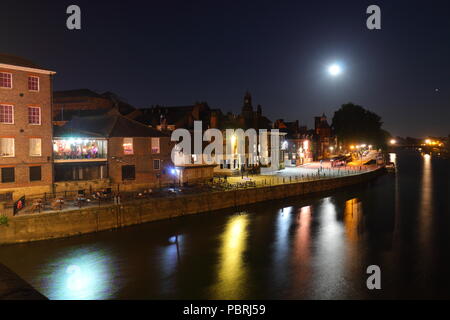 Riflessi nel fiume Ouse nella città di York di notte Foto Stock