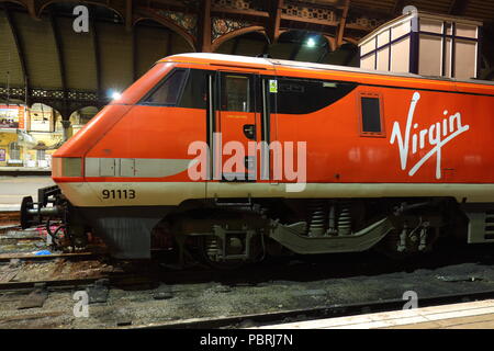 Un diesel classe elettrico 91 vergine treno numero di serie 91113 siede fermo presso la stazione ferroviaria di York Foto Stock