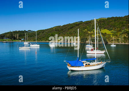Barche a vela in Matiata bay sull isola di Waiheke, Isola del nord, Nuova Zelanda Foto Stock